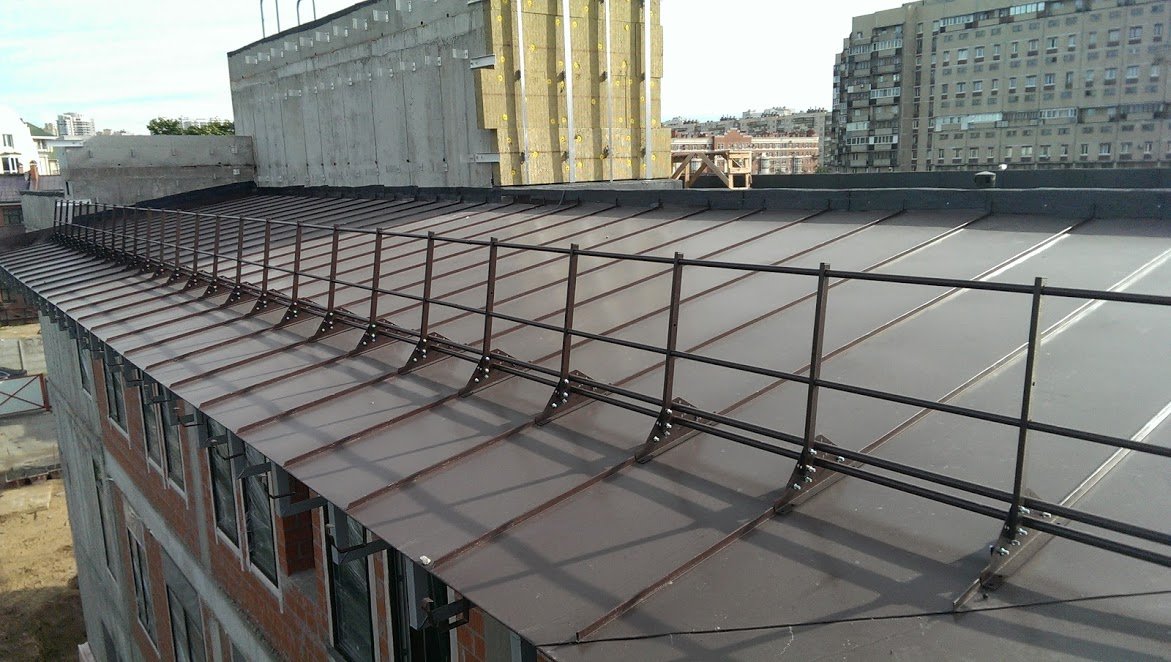 Монтаж кровельного ограждения на фальц