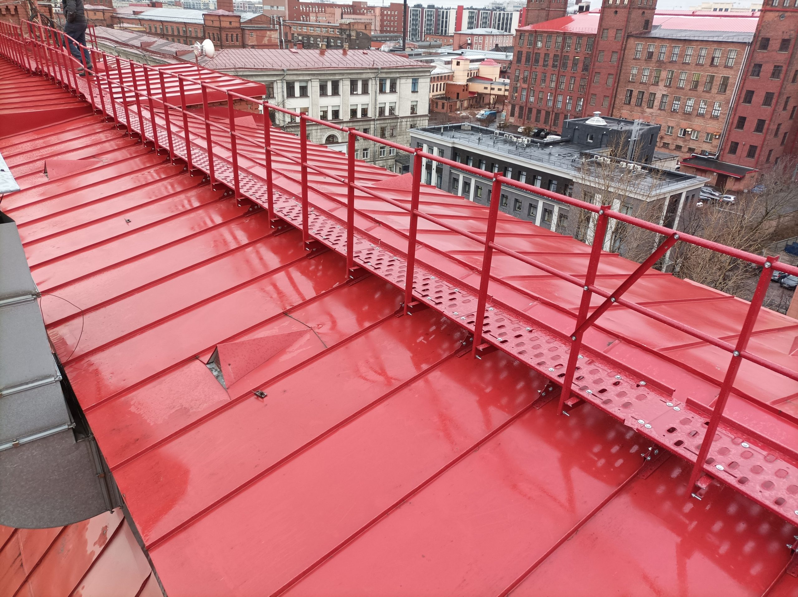 Кровельный мостик с ограждением на фальц