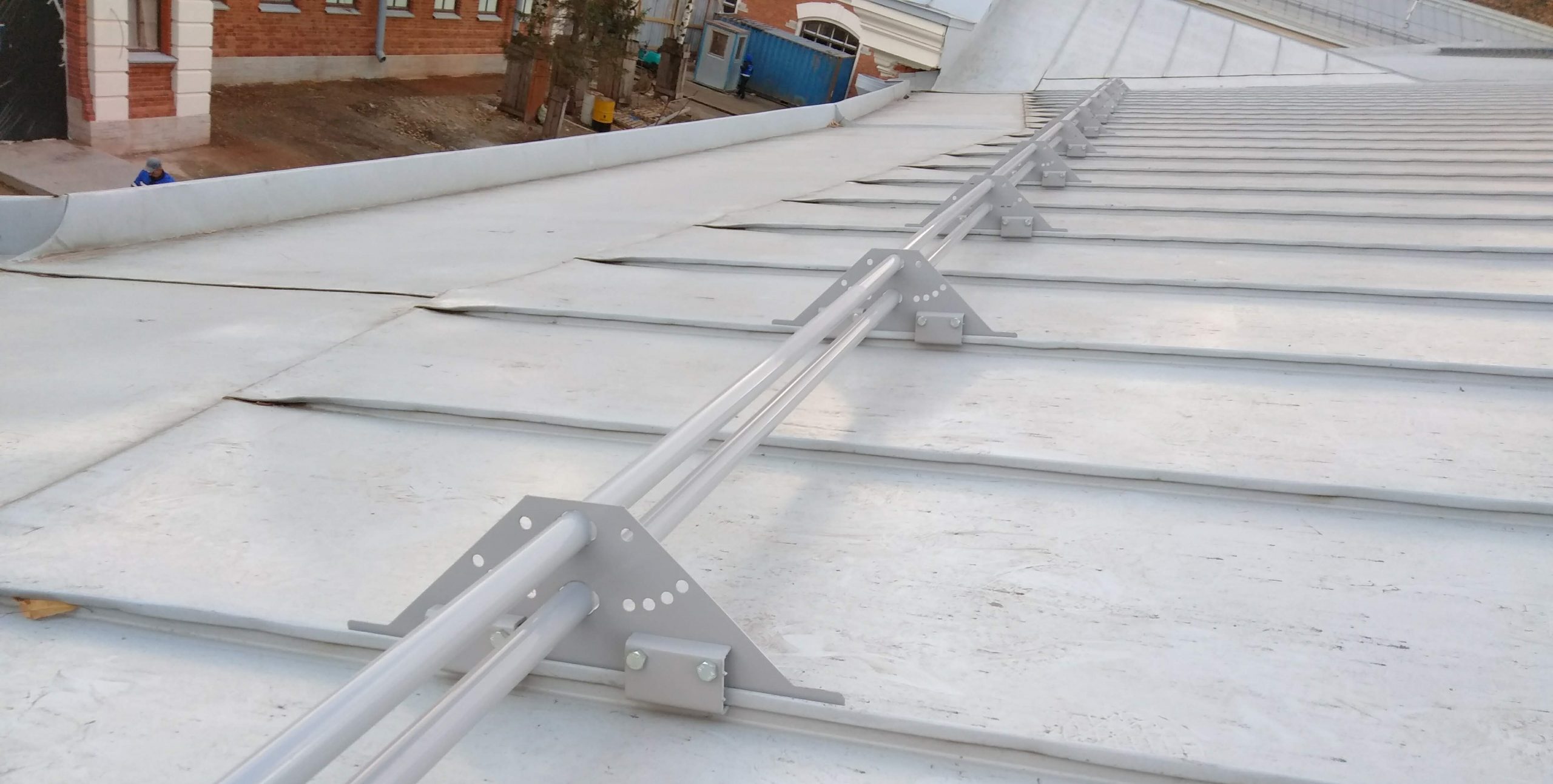 трубчатый снегозадержатель с креплением на фальцевую кровлю