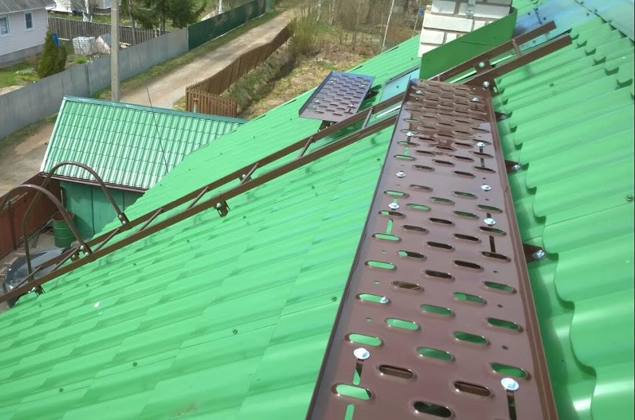 Кровельный мостик на металлочерепицу